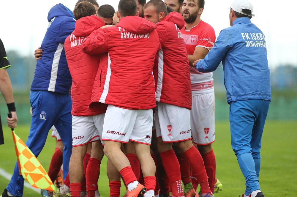 Fudbaleri Iskre i trener Nedović, Foto: FK Iskra