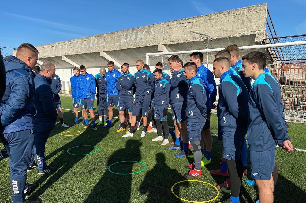 Trener Rakojević i fudbaleri Sutjeske juče uoči prvog treninga u 2020, Foto: FK Sutjeska