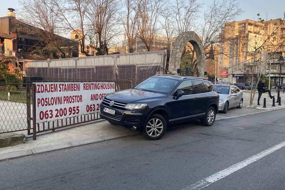 Nepropisno parkirano auto gradonačelnika Nikšića u Podgorici, Foto: GP URA