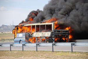 Indija: Zapalio se autobus, strahuje se da je poginulo 20 osoba