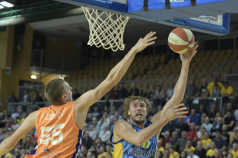 Uroš Luković (lijevo) na meču protiv Primorske u Kopru, Foto: Primorska/Ziga Mikeli