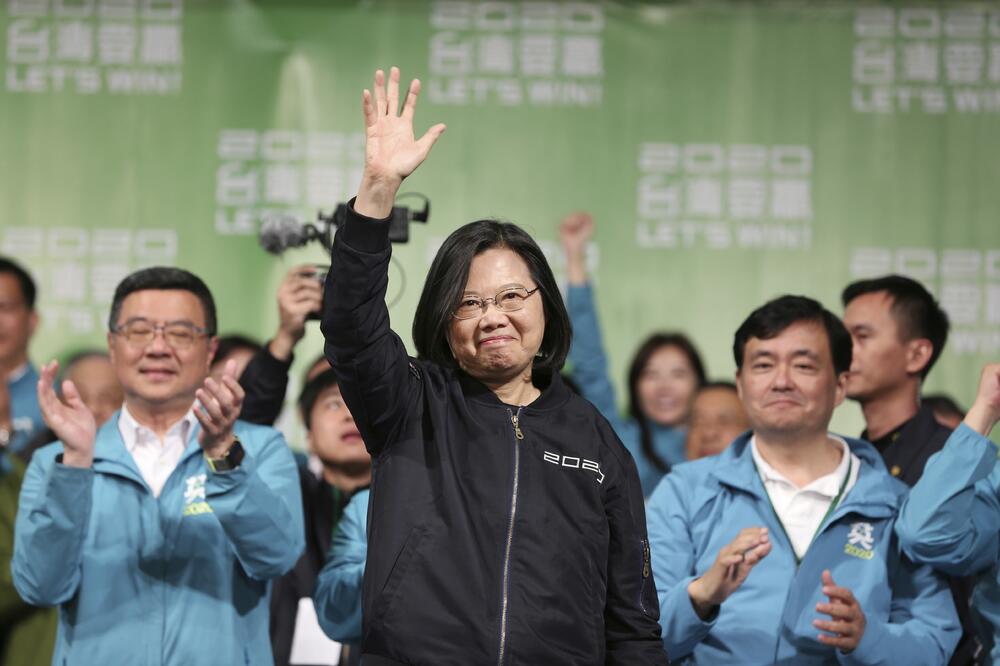 Caj Ing-ven sa pristalicama slavi pobjedu na izborima, Foto: AP