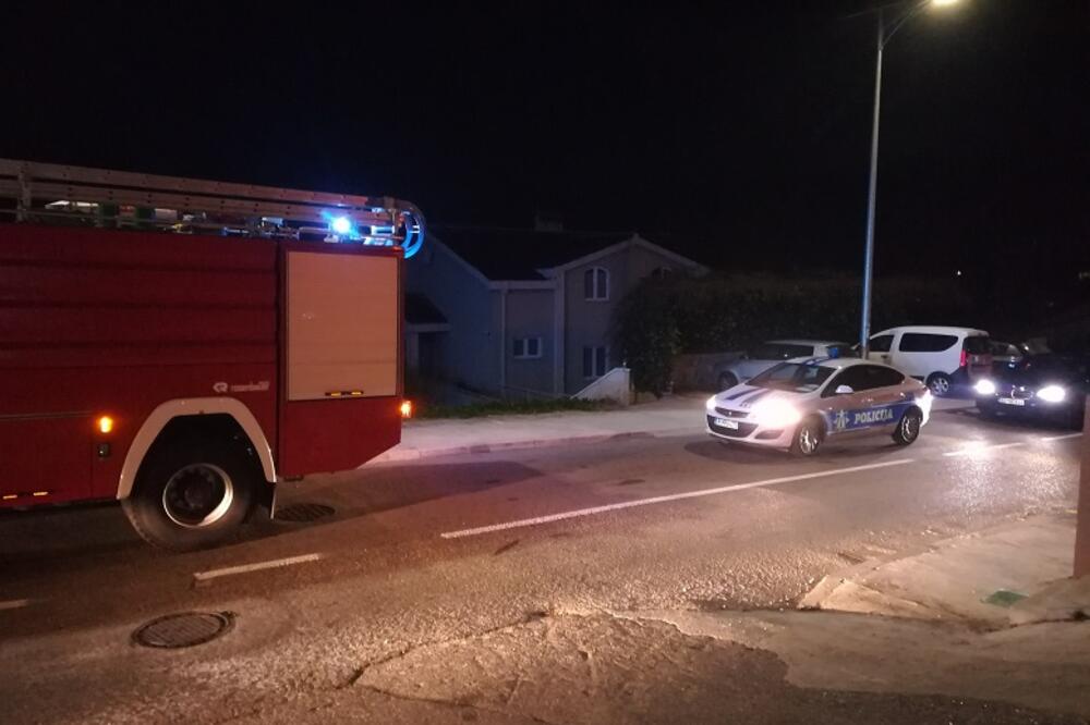 Vatrogasci i policija na terenu, Foto: Radio Kotor
