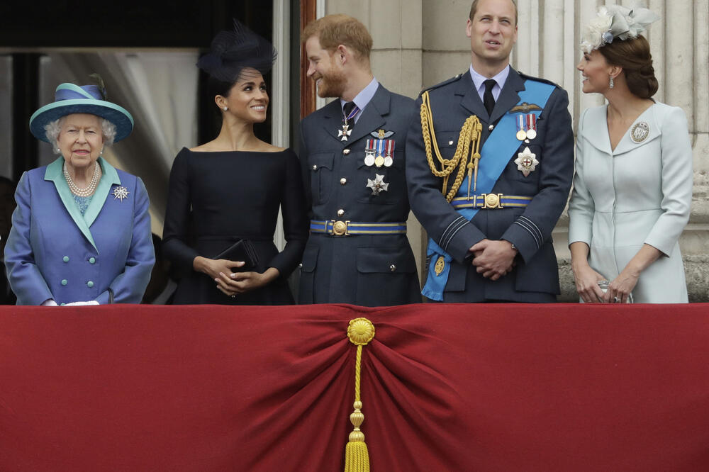 Kraljica Elizabeta II, Megan Markl, princ Hari, princ Vilijam i Vilijamova supruga princeza Kejt, Foto: BETA/AP