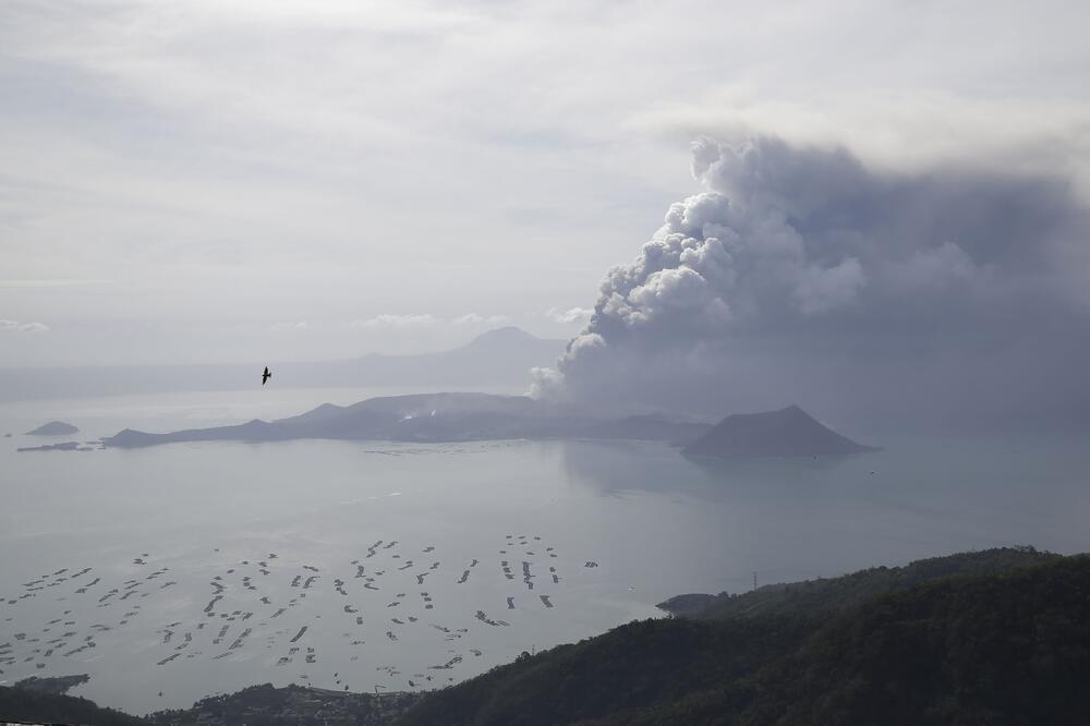 Vulkan Tal izbacio veliku količinu pepela, Foto: AP
