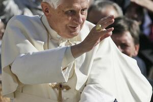 Penzionisani papa povlači svoj potpis iz sporne knjige o celibatu