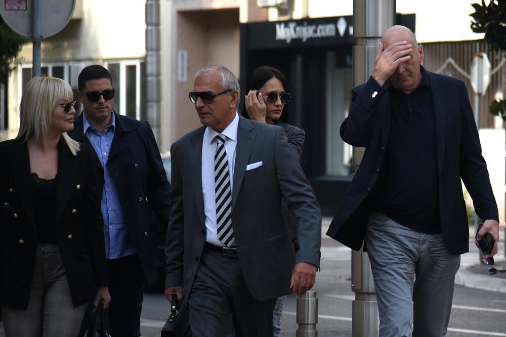 Okrivljeni i advokat Lutovac ispred Višeg suda (arhiva), Foto: Boris Pejović