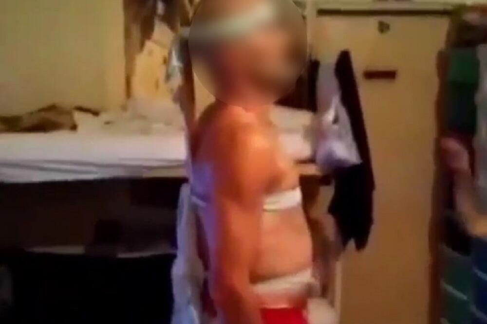 Detalj sa snimka na kojem vezanom Juretiću naređuju da ne smije da padne, Foto: Privatna arhiva