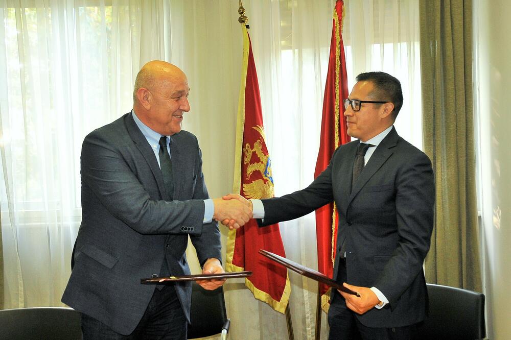 Sa potpisivanja ugovora za PBG1: Radunović i Salinas, Foto: Ministarstvo finansija
