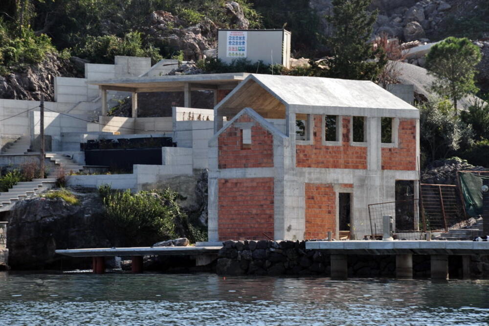 Detalj sa obale u Krtolima, Foto: Siniša Luković