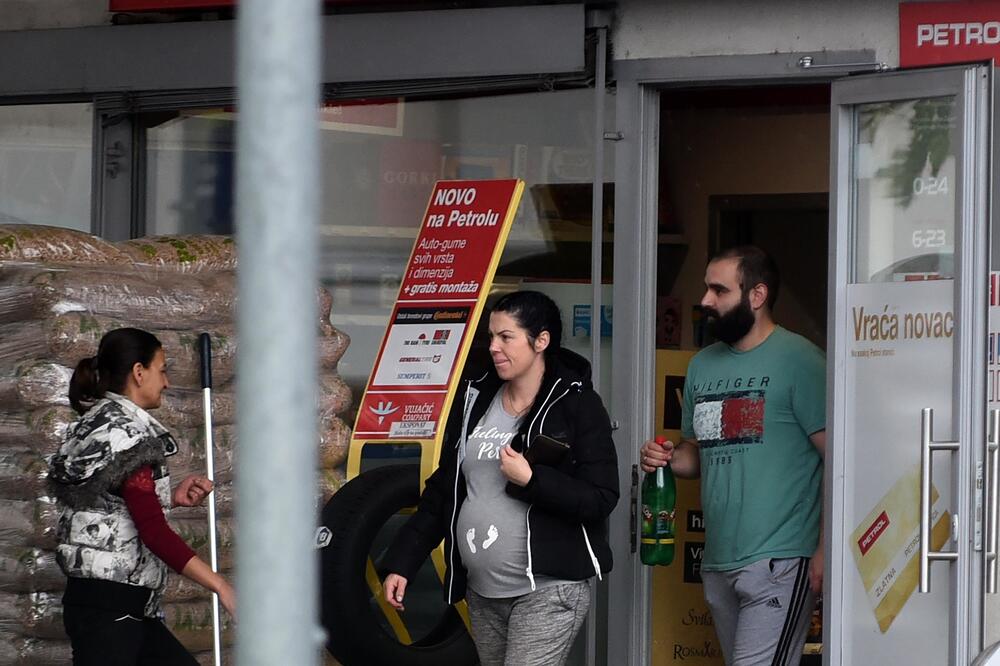 Da li će se u trgovinu nedjeljom i dalje ići na benzinske pumpe, Foto: Boris Pejović