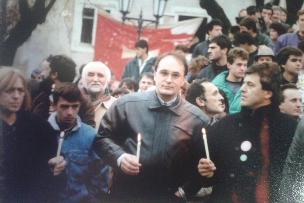 Nalaganje prvog badnjaka Odbora za obnovu Crnogorske crkve 6. januara 1991. na Cetinju, Foto: Privatna arhiva