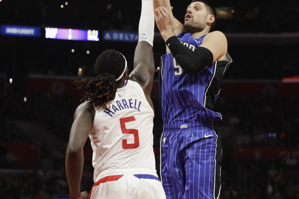 Nikola Vučević u duelu sa Harelom, Foto: AP