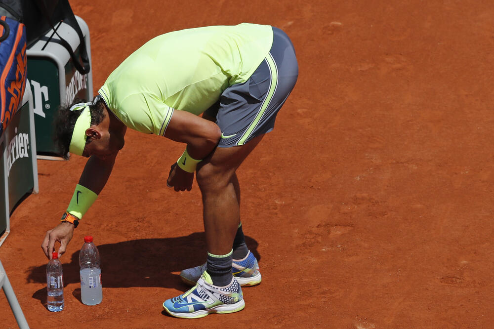 Nadal slaže bočice u pauzi, Foto: AP