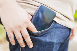Muškarci, nemojte nositi mobilni telefon u džepovima pantalona