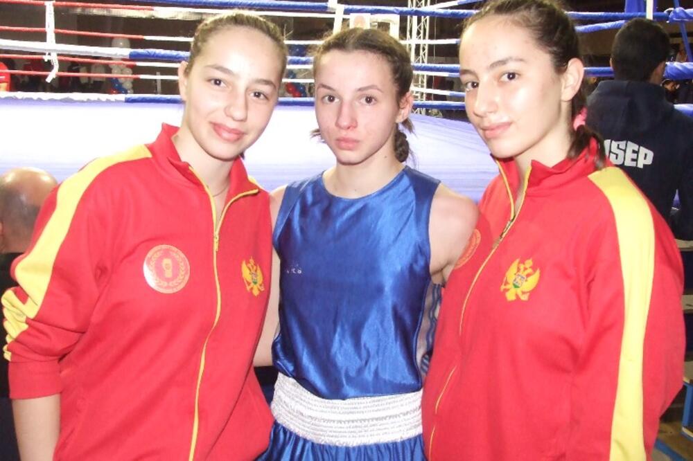 Bojana Gojković (u sredini) sa sestrama Radenović, Foto: BK Budva