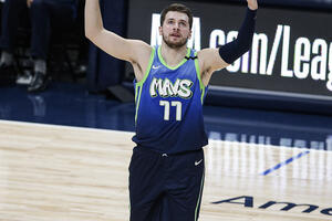 Dončićeva rafalna paljba - osam trojki magičnog Slovenca