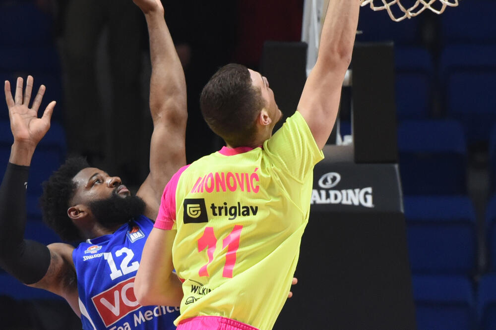 Marko Simonović u duelu sa Hasanom Martinom, Foto: KK Budućnost Voli