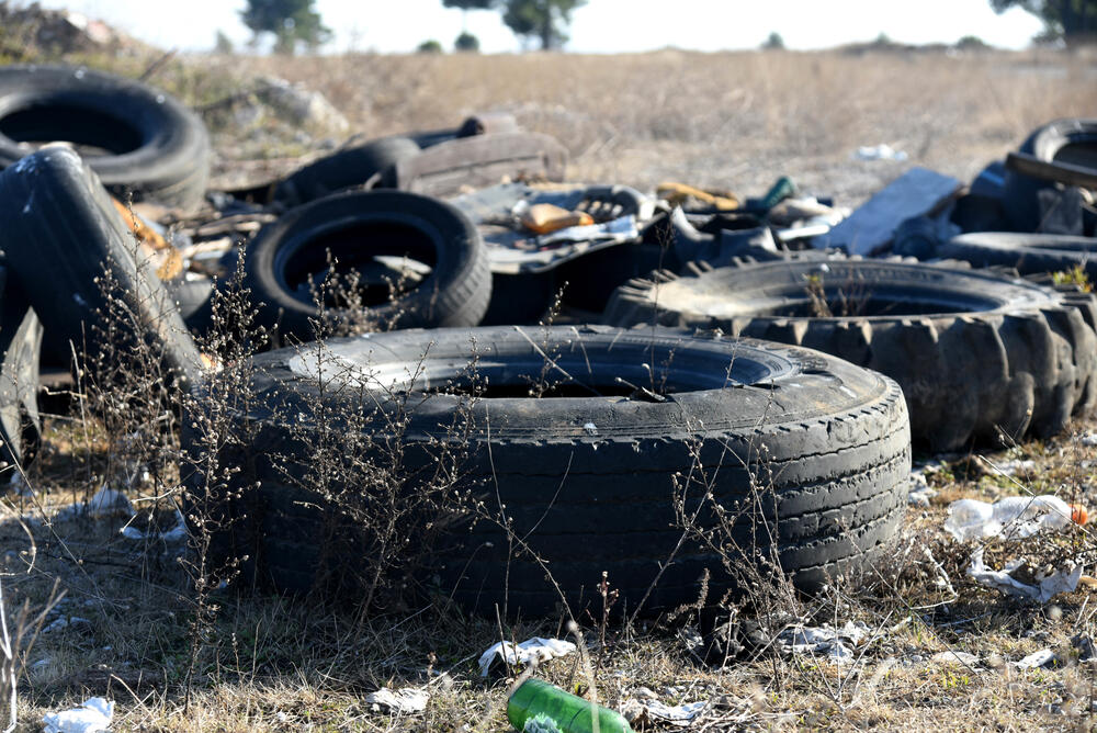Gume i smeće na Ćemovskom polju