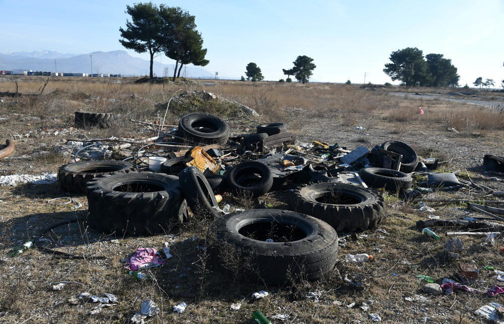 Gume i smeće na Ćemovskom polju