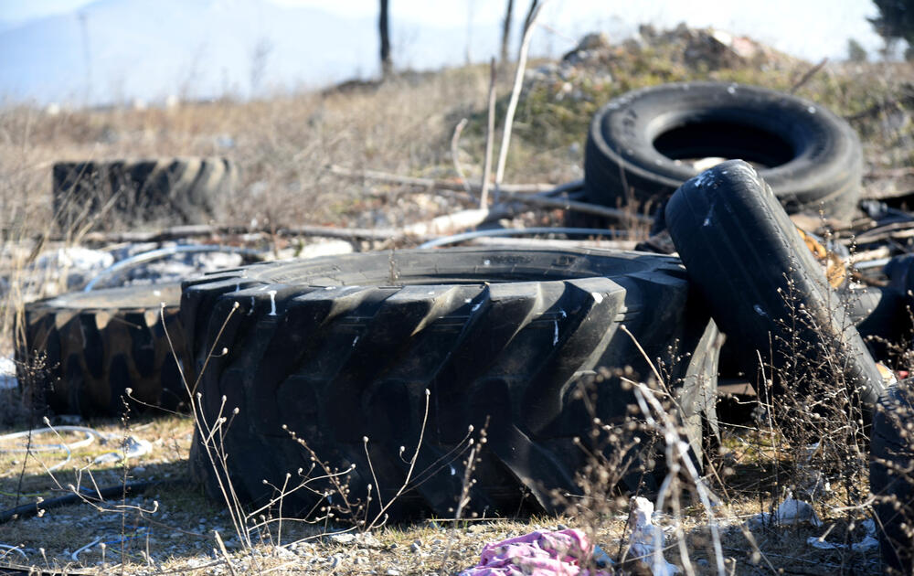 Gume i smeće na Ćemovskom polju
