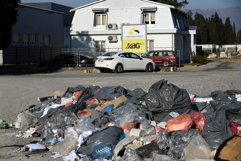 Gume i smeće na Ćemovskom polju