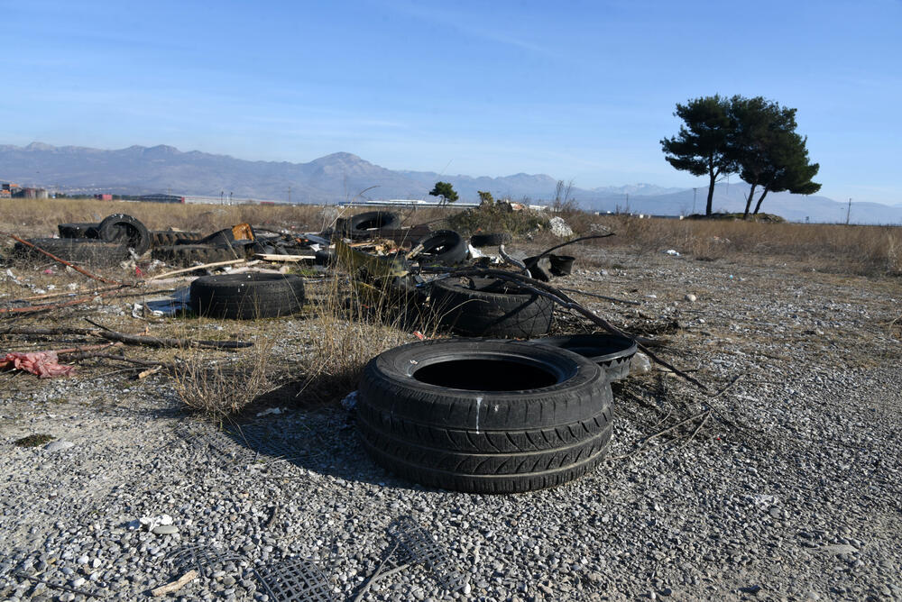 Gume i smeće na Ćemovskom polju