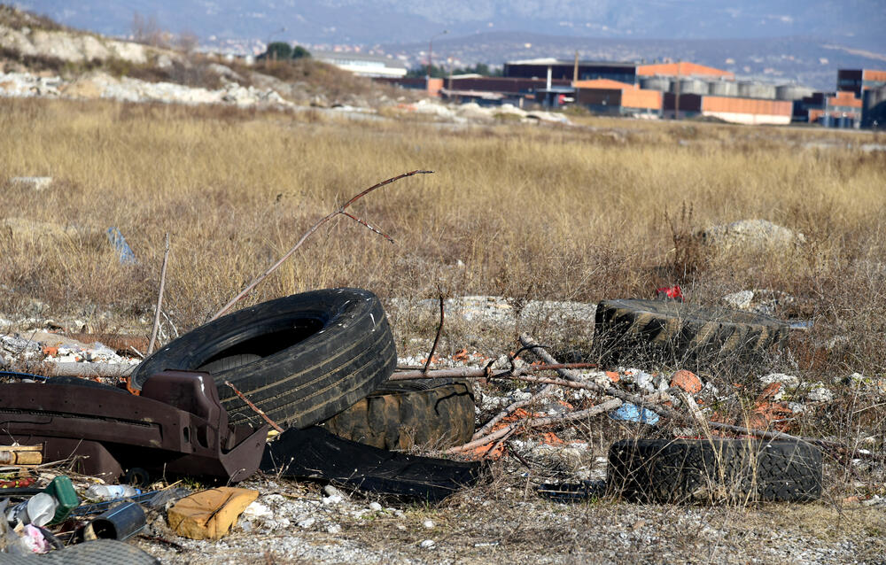 Gume i smeće na Ćemovskom polju