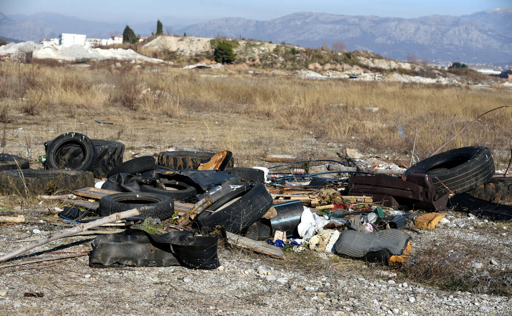 Gume i smeće na Ćemovskom polju