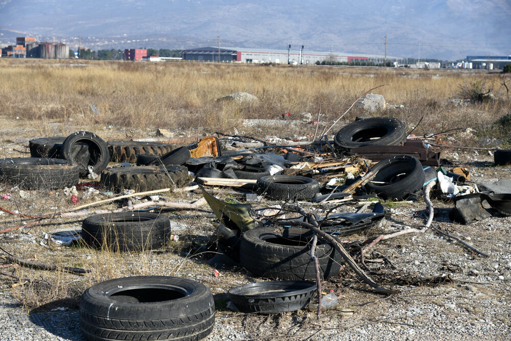 Gume i smeće na Ćemovskom polju
