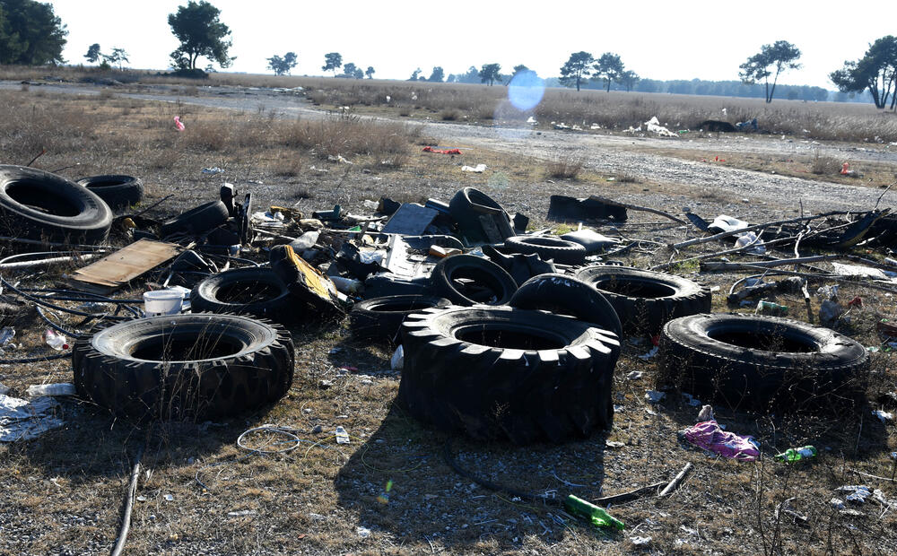 Gume i smeće na Ćemovskom polju