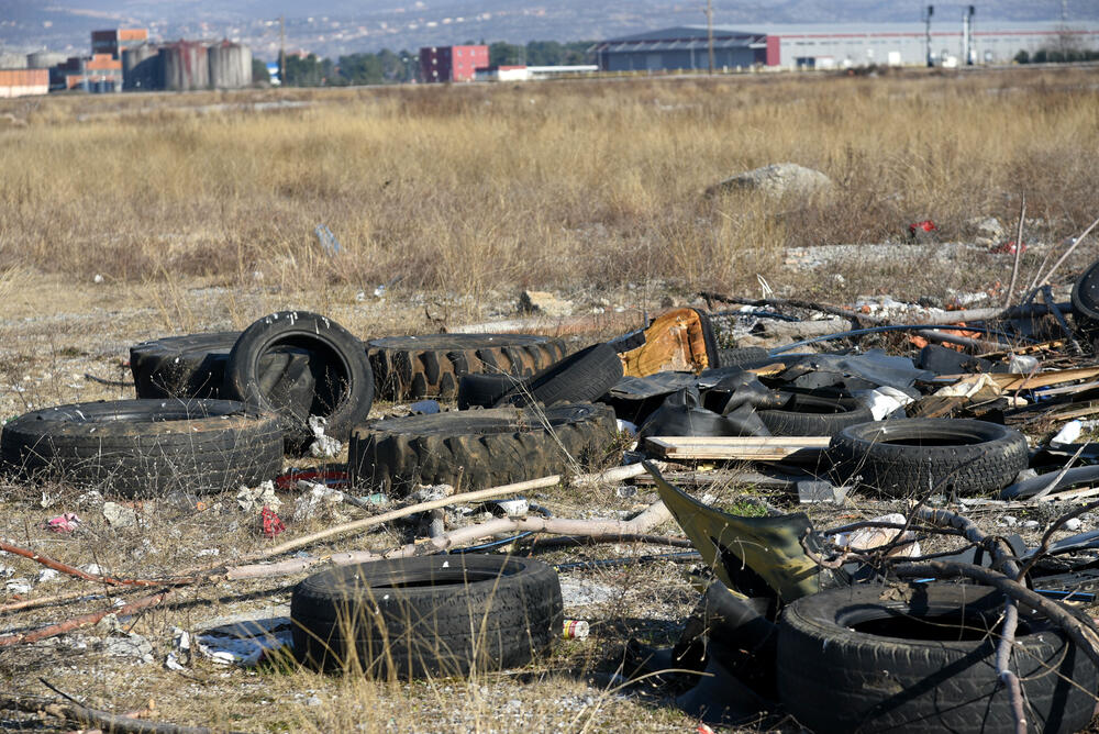Gume i smeće na Ćemovskom polju