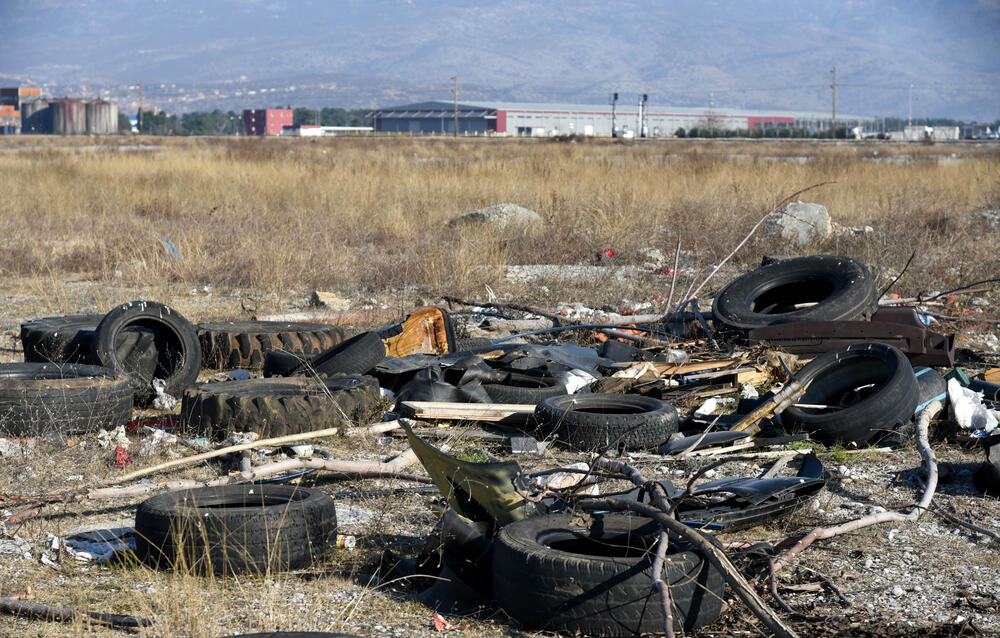 Gume i smeće na Ćemovskom polju