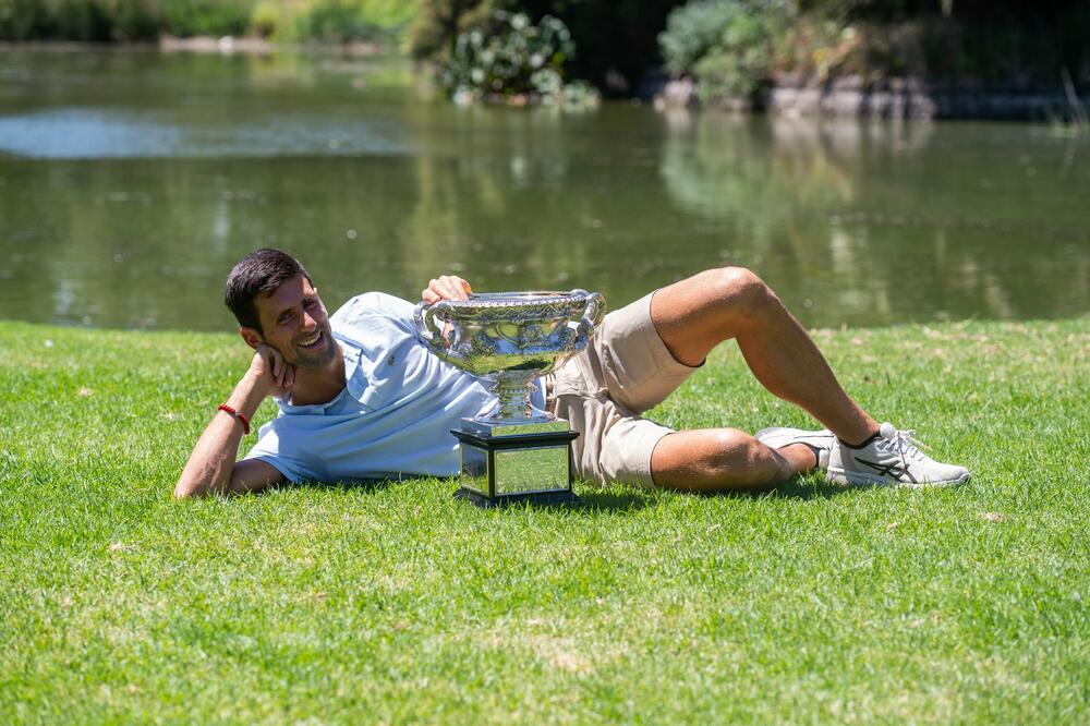 Napad na osmu titulu: Novak Đoković prošle godine pozira sa peharom, Foto: Beta/Xinhua