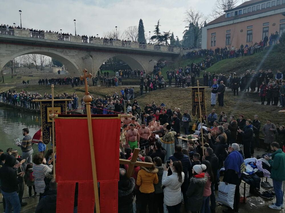 Sa plivanja za bogojavljenskim krstom na rijeci Zeti