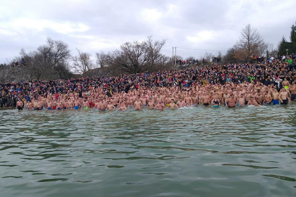 Sa plivanja za bogojavljenskim krstom na jezeru Krupac, Foto: Svetlana Mandić