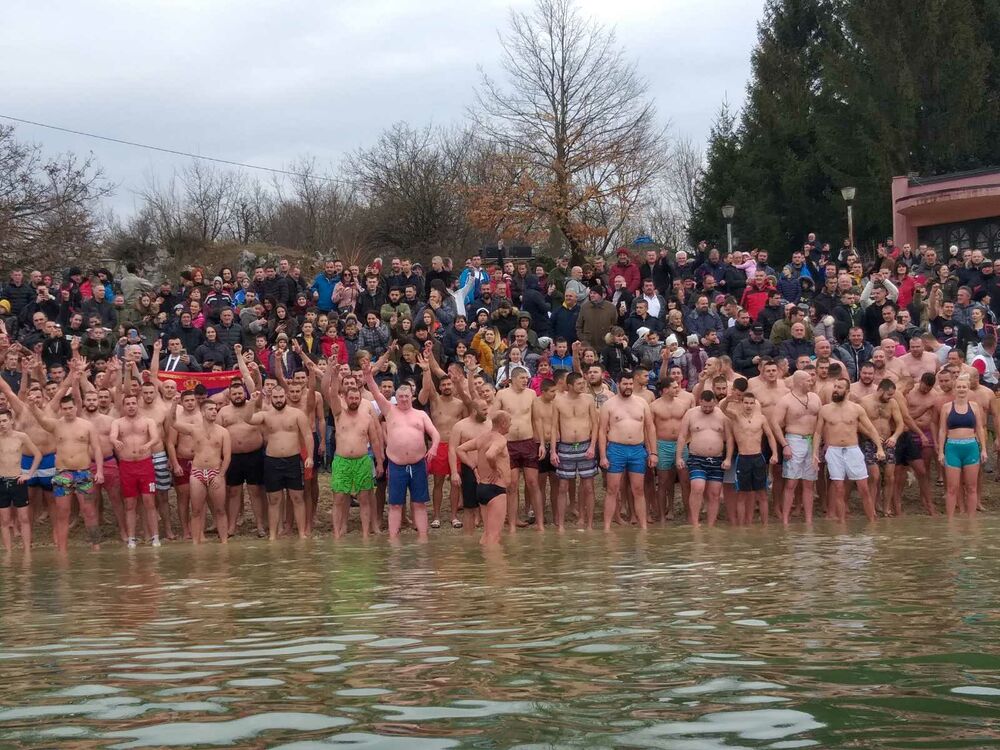 Sa plivanja za bogojavljenskim krstom na jezeru Krupac