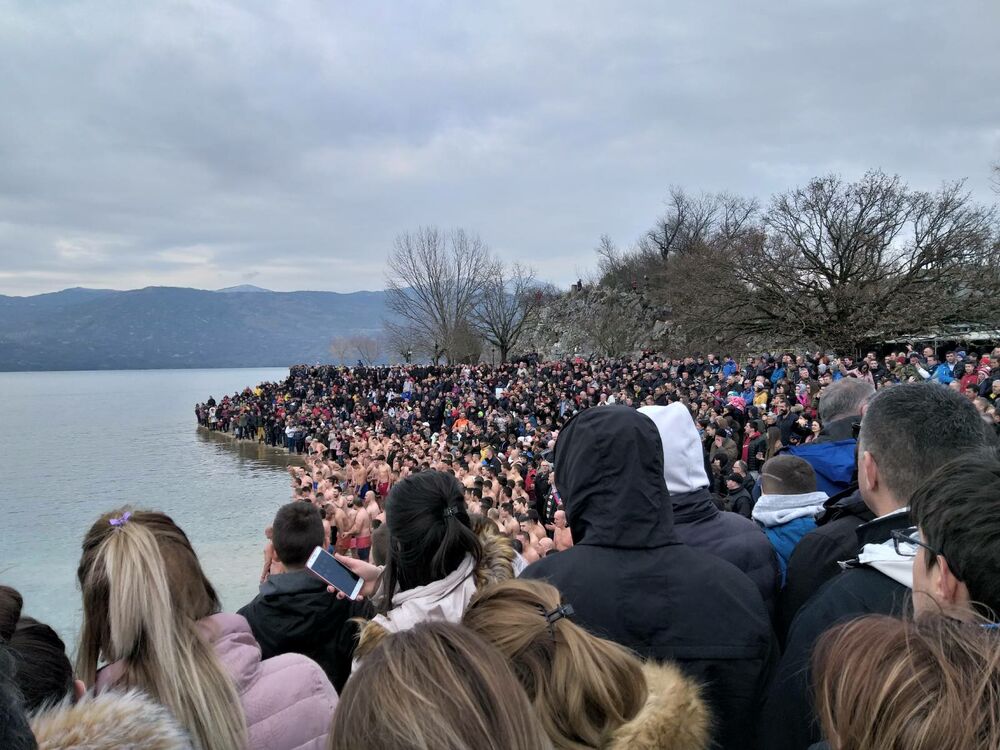 Sa plivanja za bogojavljenskim krstom na jezeru Krupac
