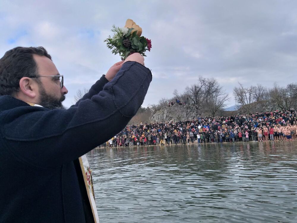 Sa plivanja za bogojavljenskim krstom na jezeru Krupac