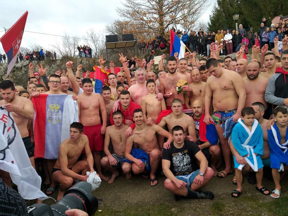 Sa plivanja za bogojavljenskim krstom na jezeru Krupac