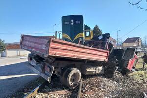 Nikšić: Voz udario u kamion, jedna osoba lakše povrijeđena