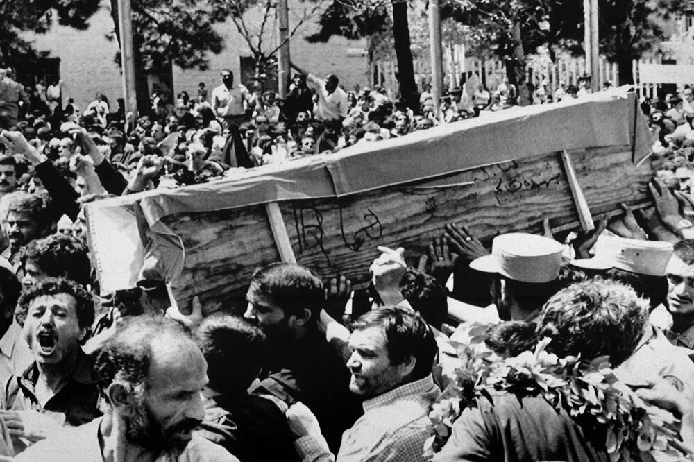 Nošenje kovčega ulicama Teherana na masovnoj sahrani žrtava pada aviona Iran era koji je u Perzijskom zalivu oborila američka krstarica, 7. jul 1988., Foto: AP