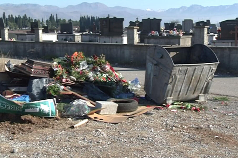 Nelegalno odlaganje otpada uz mjesno groblje u Golubovcima, Foto: TV Vijesti