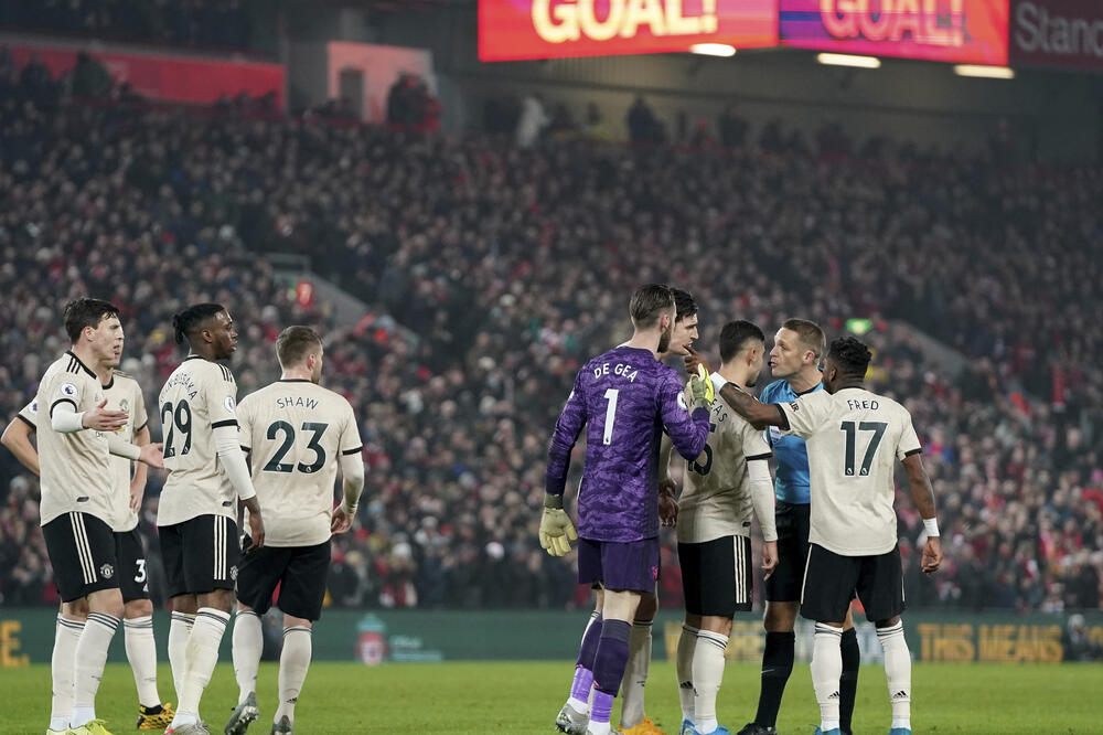 Fudbaleri Junajteda u raspravi sa sudijom na derbiju, Foto: Beta/AP, Beta/AP