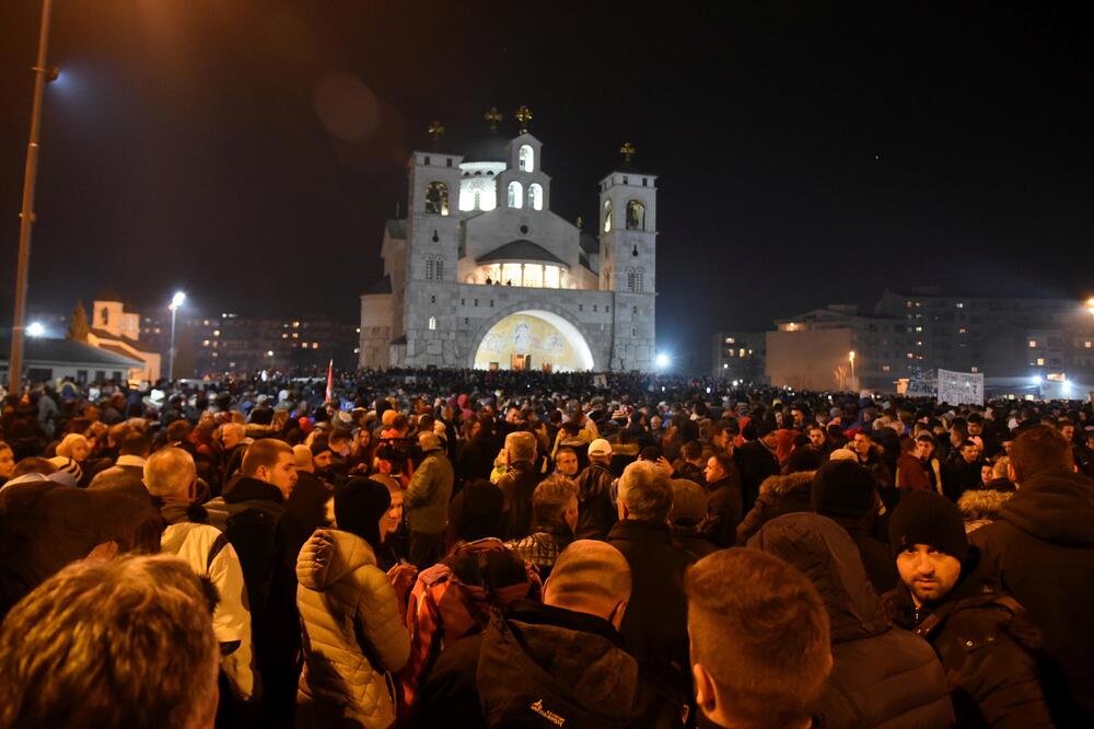 Večeras ispred Hrama u Podgorici, Foto: Boris Pejović