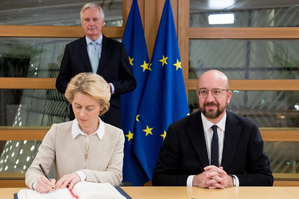 Ursula fon der Lajen i Šarl Mišel potpisuju, Mišel Barnije stoji iza njih, Foto: Https://twitter.com/vonderleyen