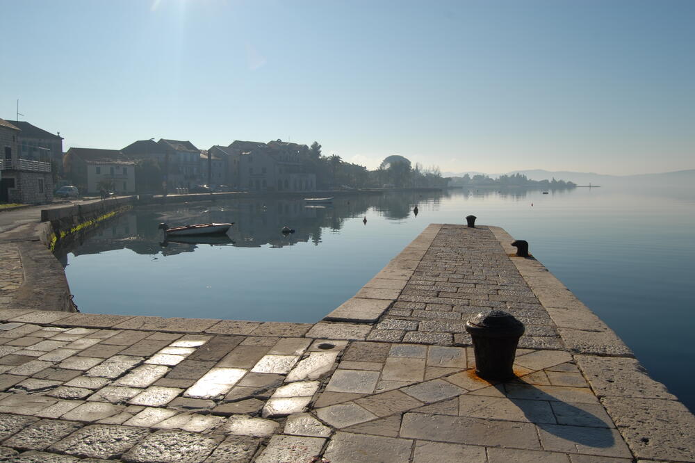 Pristanište ispred Crkve Svetog Roka u Donjoj Lasti, Foto: Siniša Luković