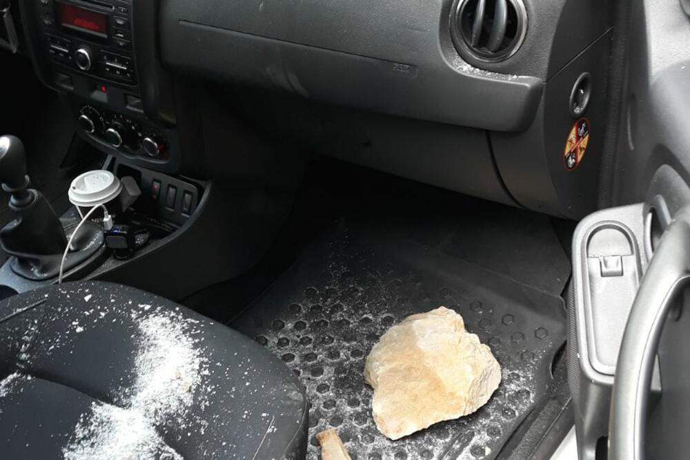 Dio stijene koji je pao na auto, Foto: Privatna arhiva