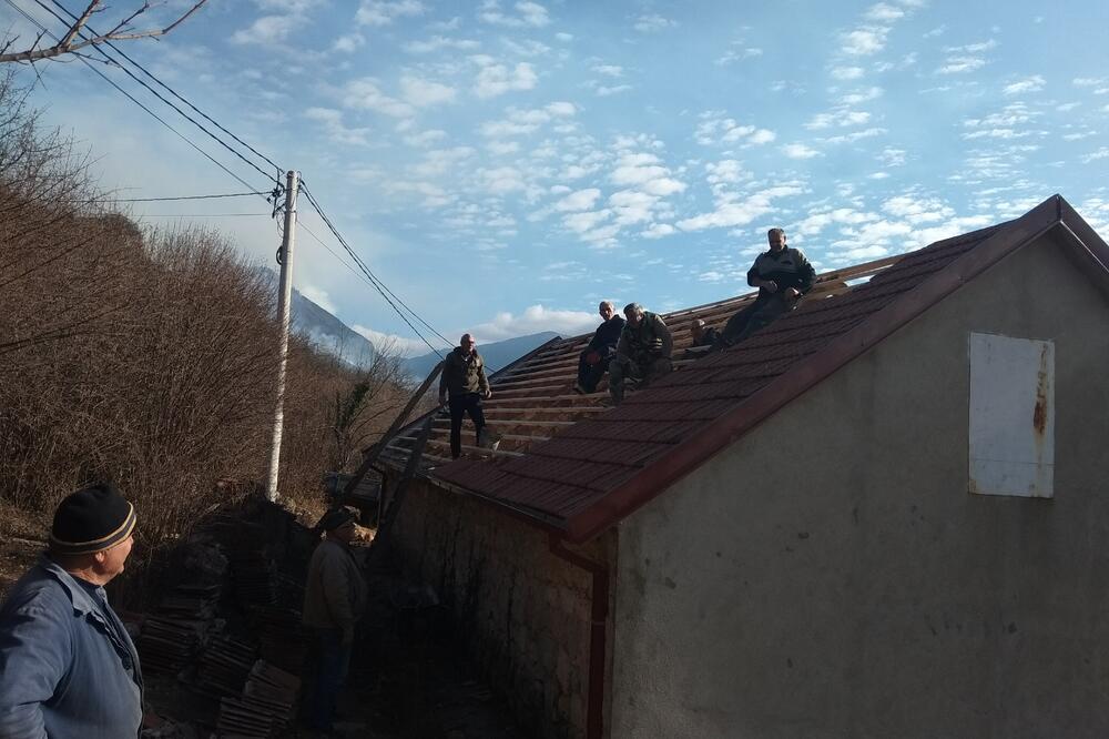 Sa akcije zamjene krova, Foto: MZ Župa