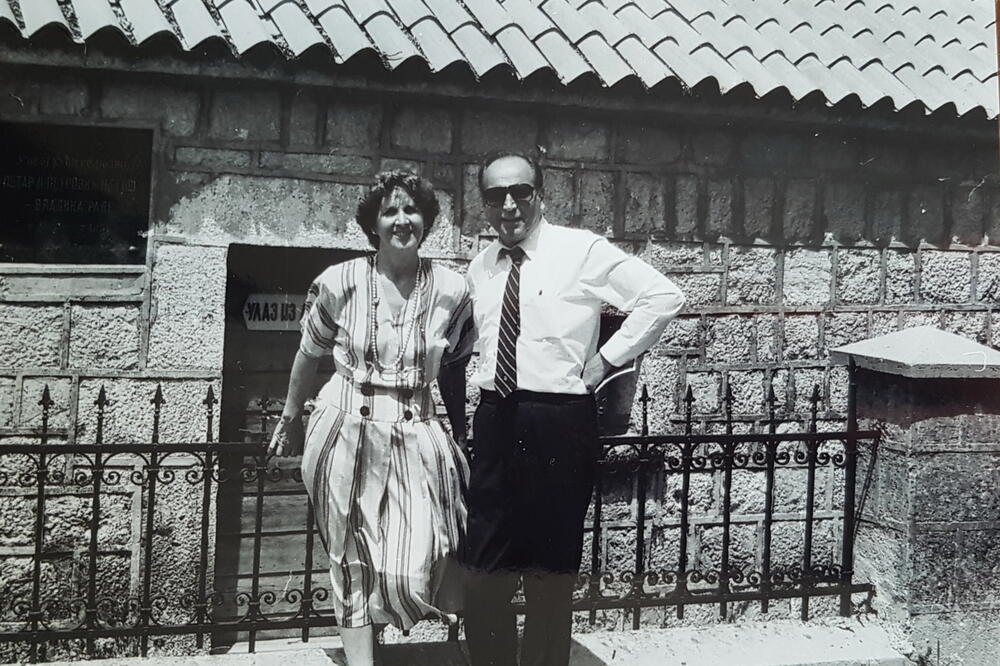 Jure Razmilić Vlahović sa suprugom Antukom ispred Njegoševe rodne kuće, Foto: Slobodan Vuković